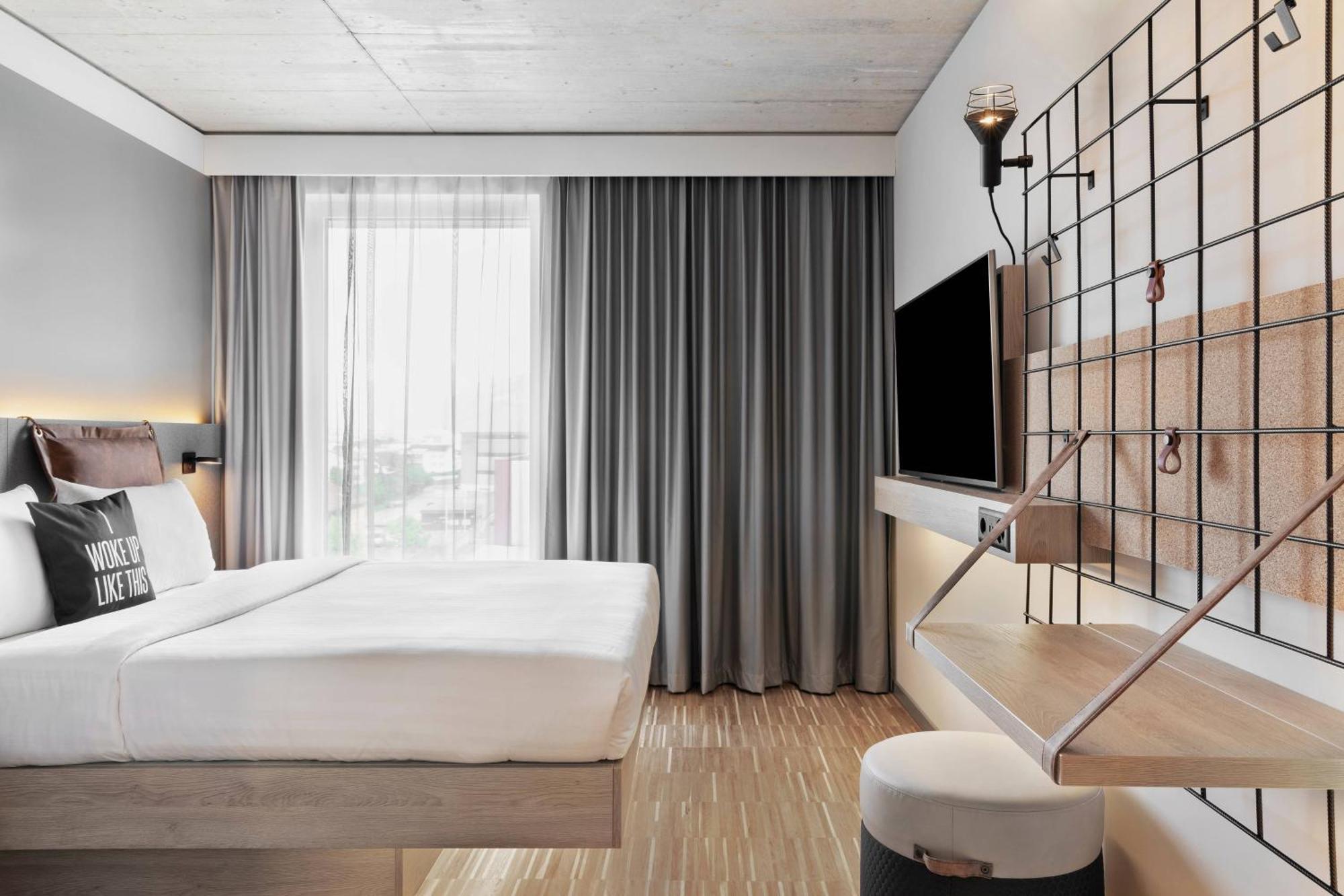 Moxy 3*